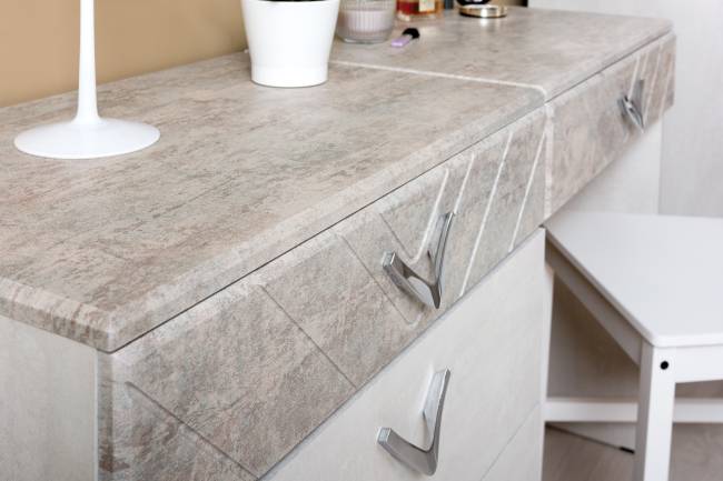 Комод четыре ящика с зеркалом Амели Моби цвет шёлковый камень/бетон чикаго беж