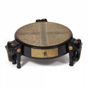 Столик Secret De Maison 3 SLONA ( mod. ND-005) дерево манго/латунная чеканка, Dia 48. В 19 см, этническая роспись (Комплект из 2 шт.) этническая роспись дерево манго/латунная чеканка