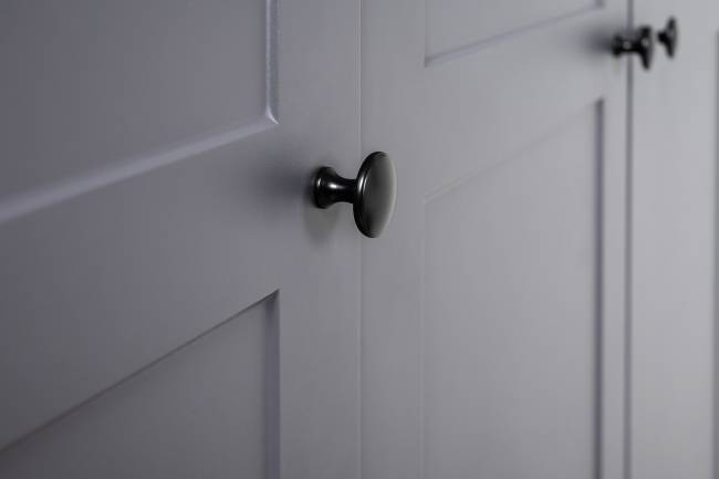 Большой комод две дверки четыре ящика с вешалкой с полкой и два шкаф-пенала Остин цвет серый графит/дуб крафт золотой Большой комод две дверки четыре ящика с вешалкой с полкой и два шкаф-пенала Остин цвет серый графит/дуб крафт золотой