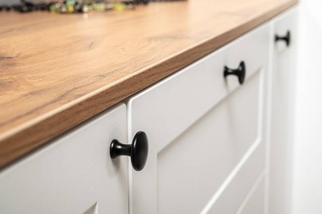 Комод четыре ящика и две дверки и вешалка для одежды Остин цвет белый шагрень/дуб крафт золотой