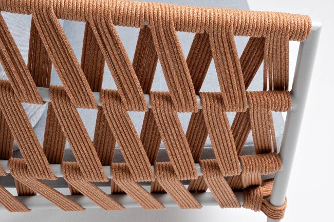 "Диего" диван 2-местный плетеный из роупа, каркас алюминий светло-серый (RAL7035) муар, роуп оранжевый меланж круглый, ткань светло-серая "Диего" диван 2-местный плетеный из роупа, каркас алюминий светло-серый (RAL7035) муар, роуп оранжевый меланж круглый, ткань светло-серая