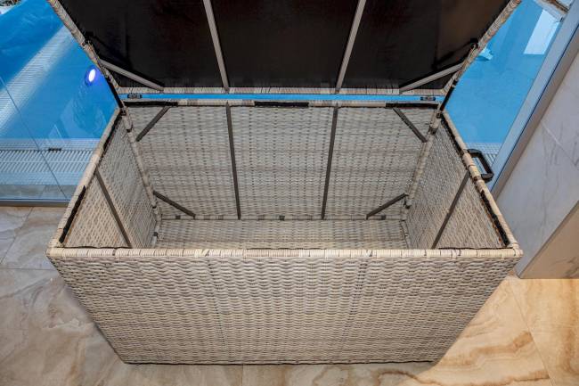 Сундук для хранения KARL 120 c колесиками бежевый