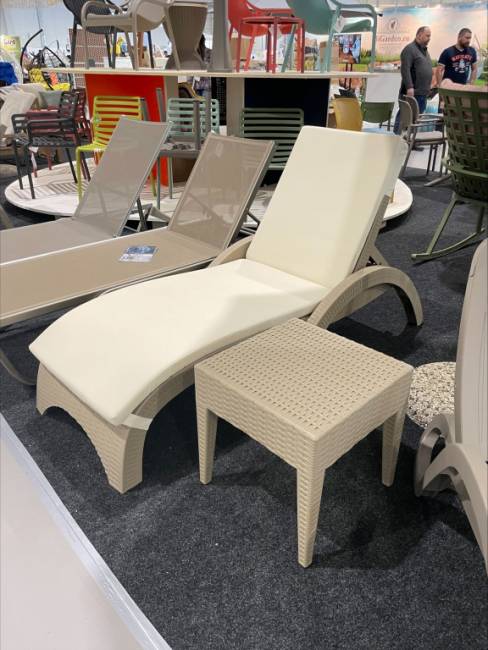 Шезлонг пластиковый с матрасом GS 1009 (Fiji) бежевый, слоновая кость 1870x730x340 мм