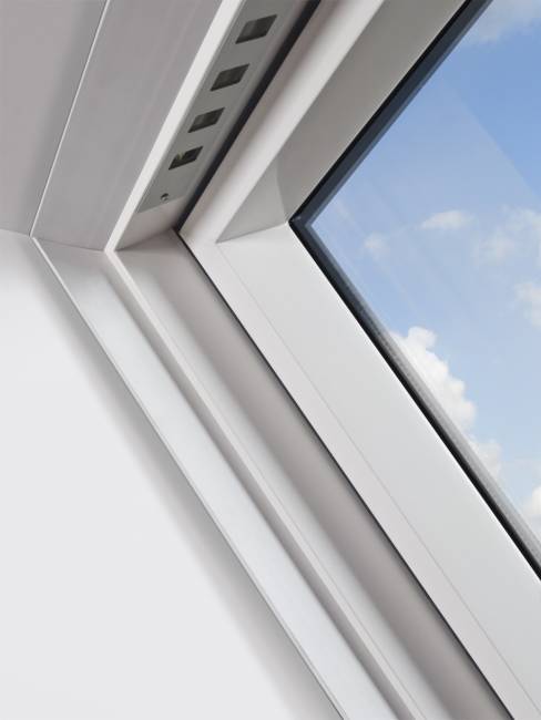 Пластиковое мансардное окно PTP-V U4 с двухкамерным морозостойким стеклопакетом Пластиковое мансардное окно PTP-V U4 с двухкамерным морозостойким стеклопакетом