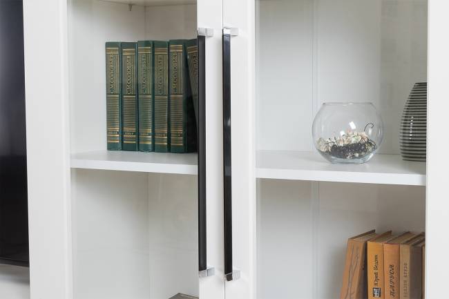 Сервант в гостиную с четырьмя дверками Валенсия цвет белый шагрень Сервант в гостиную с четырьмя дверками Валенсия цвет белый шагрень